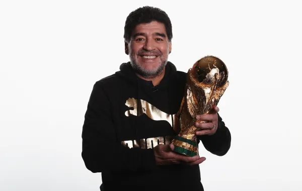 مارادونا يحمل كأس العالم - Photo by Alexander Hassenstein - FIFA/FIFA via Getty Images