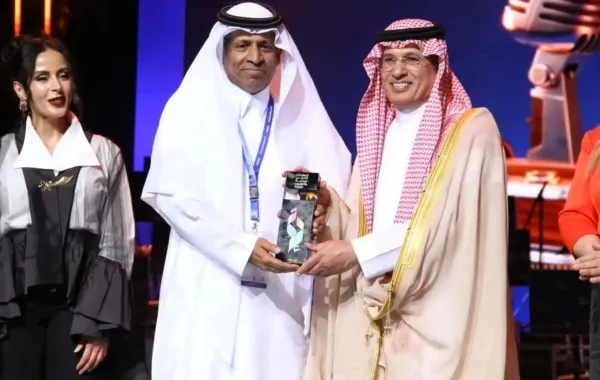 أثناء تسلم السعودية لجائزة الإذاعة من المهرجان العربي للإذاعة والتلفزيون- الصورة من "واس" 