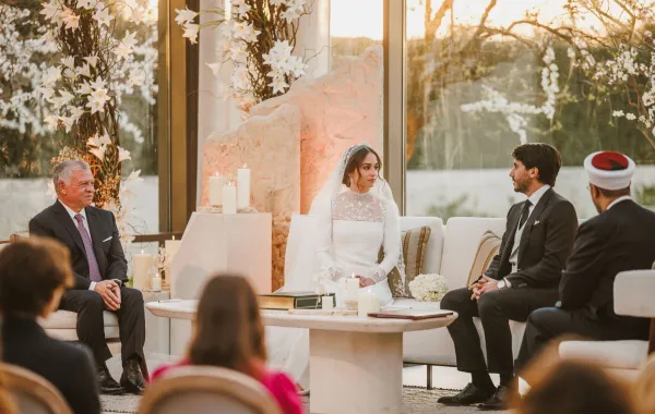 الملك عبدالله في عقد قران الأميرة إيمان وجميل ألكساندر ترميوتس. مصدر الصورة: Royal Hashemite Court /Handout/Anadolu Agency via Getty Images
