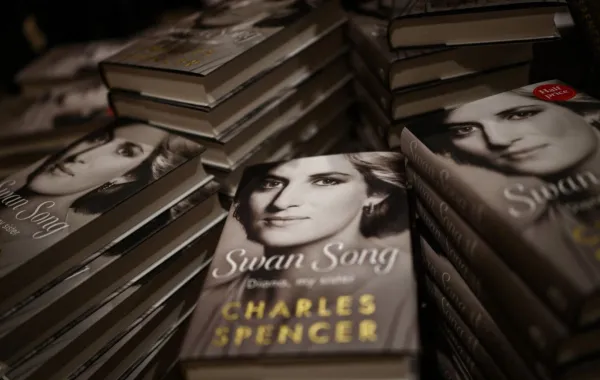 نسخ من كتاب Swan Song: Diana, My Sister. مصدر الصورة: HENRY NICHOLLS / AFP