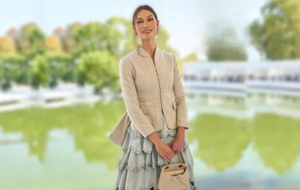 كارلي كلوس Karlie Kloss في عرض ديور ربيع وصيف 2027 - الصورة من الصورة من Launchmetrics/Spotlight ©