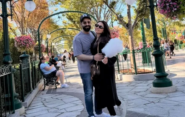 إلهام علي وخالد صقر أثناء رحلتهم في ديزني- الصورة من حسابها على الانستغرام