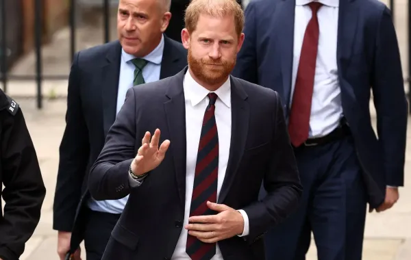 الأمير هاري في وسط لندن (Prince Harry in central London). مصدر الصورة: HENRY NICHOLLS / AFP