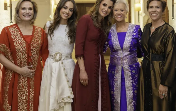 الأميرة إيمان بنت عبد الله الثاني الى جانب الملكة رانيا العبد الله والأميرات عائشة ومنى وزين بنت الحسين (مصدر الصورة مكتب الملكة رانيا/AFP)