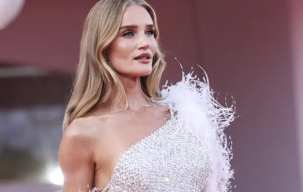 روزي هنتنغتون وايتلي Rosie Huntington-Whiteley في مهرجان فينيسيا السينمائي 2025 ( مصدر الصورة: Stefania D'Alessandro/WireImage)