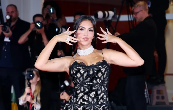 جورجينا رودريغيز Georgina Rodriguez في مهرجان فينيسيا السينمائي بدورته الـ 82- تصوير:  Ernesto Ruscio/Getty Images))