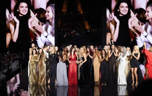 النجمات خلال عرض Le Défilé L'Oréal Paris "Express Your Worth"، ضمن فعاليات أسبوع الموضة في باريس مصدر الصورة: Stephane Cardinale - Corbis/Corbis via Getty Images)