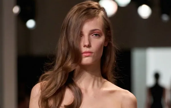 من عرض إيلي صعب Elie Saab ربيع صيف 2027 - الصورة من  Launchmetrics/Spotlight©
