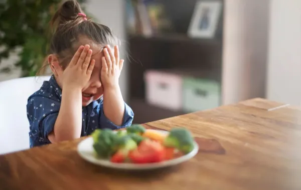 صورة تعبر عن طفلة لا تحب الطعام