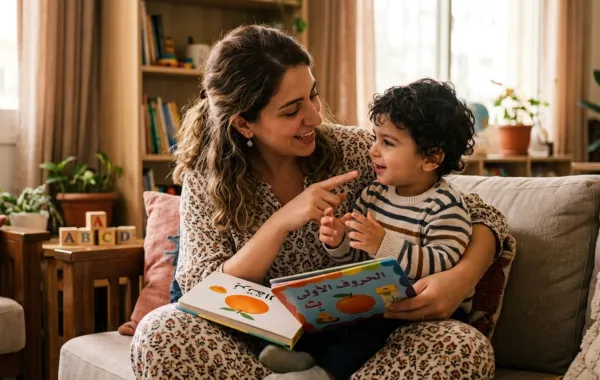 صورة لأم تعلم طفلها النطق الصحيح