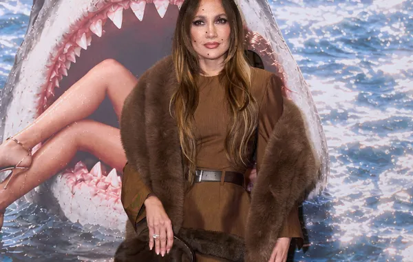 جينيفر لوبيز Jennifer Lopezفي عرض ستيلا مكارتني Stella McCartney لربيع وصيف 2027 - الصورة من الصورة من Launchmetrics/Spotlight ©