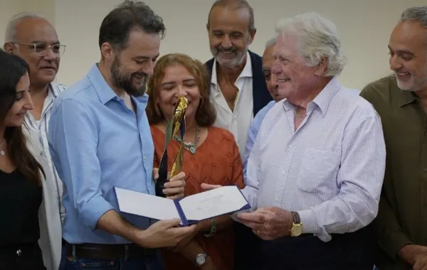 حسين فهمي يسلم جائزة القصص للمخرج أبو بكر شوقي