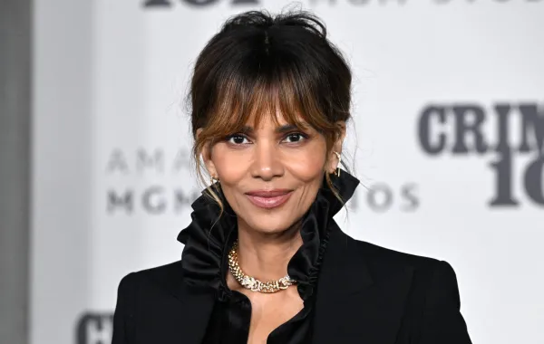 هالي بيري Halle Berry تواجه أمرا قضائيا- Photo by AFP