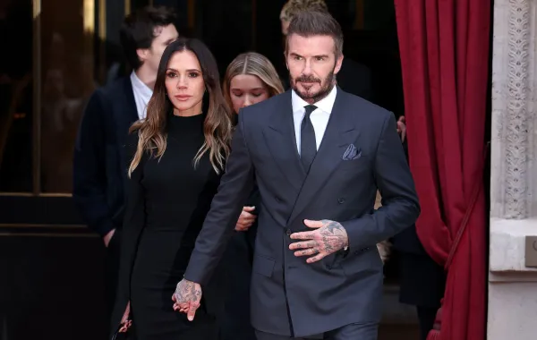 ديفيد بيكهام David Beckham وفيكتوريا بيكهام Victoria Beckham في باريس، فرنسا. مصدر الصورة:  Neil Mockford/GC Images