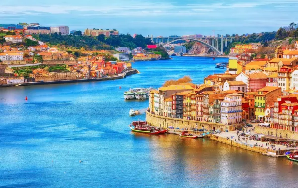 لقطة لمدينة بورتو/ تصوير: Nataliya Nazarova من shutterstock