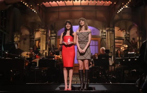 داكوتا جونسون وتايلور سويفت (Dakota Johnson and Taylor Swift)- مصدر الصورة: Will Heath/NBC via Getty Images