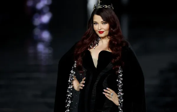 آيشواريا راي Aishwarya Rai في أسبوع الموضة في باريس -مصدر الصورة: Kenzo TRIBOUILLARD / AFP