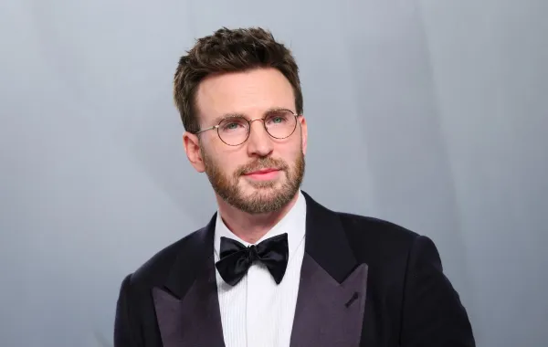 كريس إيفانر Chris Evans في حفل Vanity Fair Oscar في لوس أنجلوس 2026. مصدر الصورة Jean Baptiste Lacroix / AFP