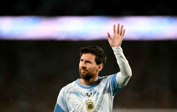 ليونيل ميسي في ملعب ماس مونومنتال في بوينس آيرس (Lionel Messi at the Mas Monumental stadium in Buenos Aires) -مصدر الصورة: Luis ROBAYO / AFP