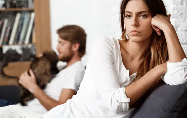 زوجة تبدو حزينة لما بينها وبين زوجها من مشاكل متكررة   