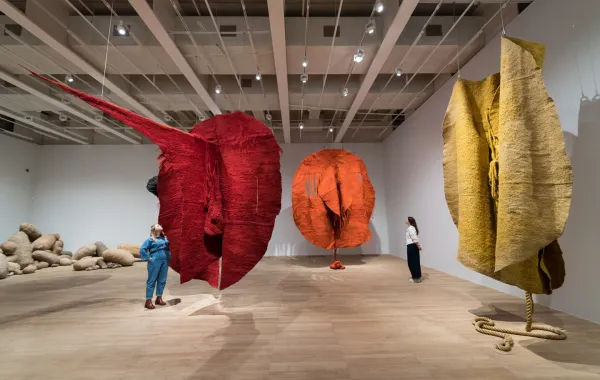 ثلاثة أعمال للفنانة البولندية ماغدالينا أباكانوفيتش Magdalena Abakanowicz عرضت في متحف Tate Modern، في لندن، بين عامَي 2022 و2023 (المصدر: Wiktor Szymanowicz /Future Publishing via Getty Images).