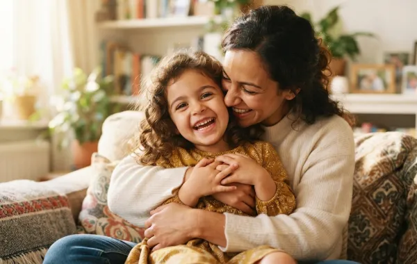 صورة لأم تحتضن طفلتها