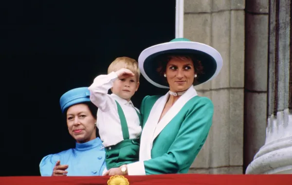 الأميرة ديانا تحمل الأمير هاري من شرفة قصر باكنغهام (  Princess Diana holding Prince Harry from the balcony of Buckingham Palace). مصدر الصورة: Tim Graham Photo Library via Getty Images