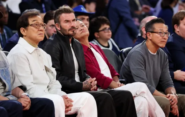 جاكي شان وديفيد بيكهام يتابعان منافسات NBA في الصين عام 2026 (Jackie Chan, David Beckham watches NBA China Games 2026)- مصدر الصورة:  Zhizhao Wu / GETTY IMAGES NORTH AMERICA / Getty Images via AFP