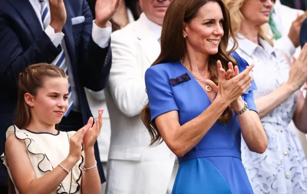 كيت ميدلتون والأميرة شارلوت في نادي عموم إنجلترا للتنس والكروكيه في ويمبلدون ( Kate Middleton and Princess Charlotte at the All England Lawn Tennis and Croquet Club in Wimbledon ). مصدر الصورة: HENRY NICHOLLS / AFP