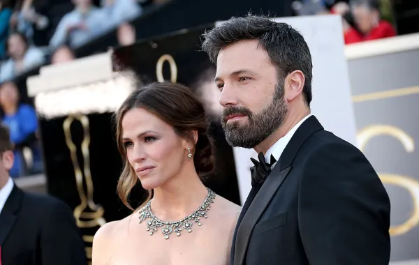 جينيفر غارنر (Jennifer Garner) وبن أفليك (Ben Affleck) أثناء وصولهما إلى حفل توزيع جوائز الأوسكار الـ 85 عام 2013. مصدر الصورة: Dan MacMedan / WireImage