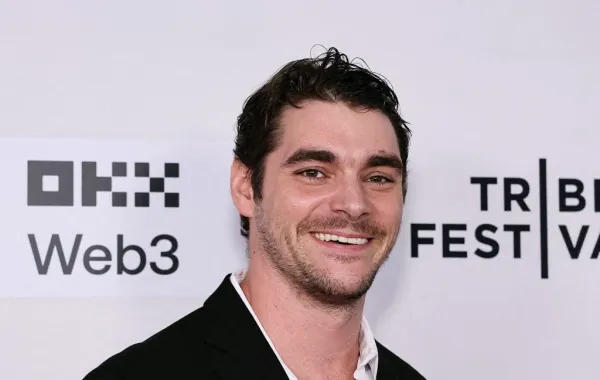 آر جي مت (RJ Mitte) يحضر العرض الأول لفيلم "Westhampton" خلال مهرجان تريبيكا السينمائي في نيويورك عام 2025. مصدر الصورة: Theo Wargo / Getty Images via AFP