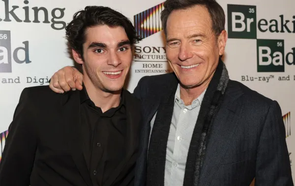 آر جي ميتي وبرايان كرانستون في لوس أنجلوس، كاليفورنيا (RJ Mitte and Bryan Cranston in Los Angeles, California). مصدر الصورة: Kevin Winter/Getty Images/AFP
