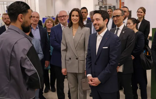 ولي العهد الحسين بن عبد الله والأميرة رجوة الحسين في برلين، ألمانيا (Crown Prince Hussein bin Abdullah and Princess Rajwa Al Hussein in Berlin, Germany). مصدر الصورة: Sean Gallup/Getty Images