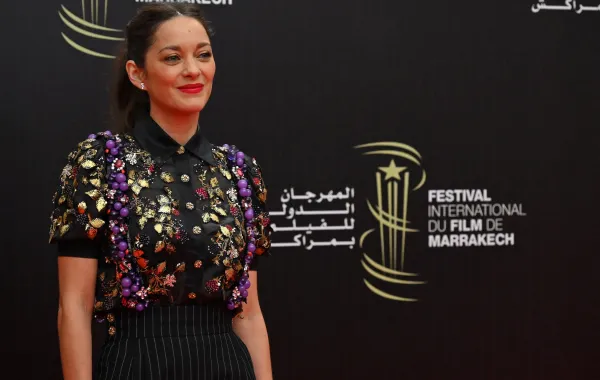 ماريون كوتيار (Marion Cotillard) تحضر الحفل الختامي من المهرجان الدولي للفيلم بمراكش عام 2023. مصدر الصورة: AFP