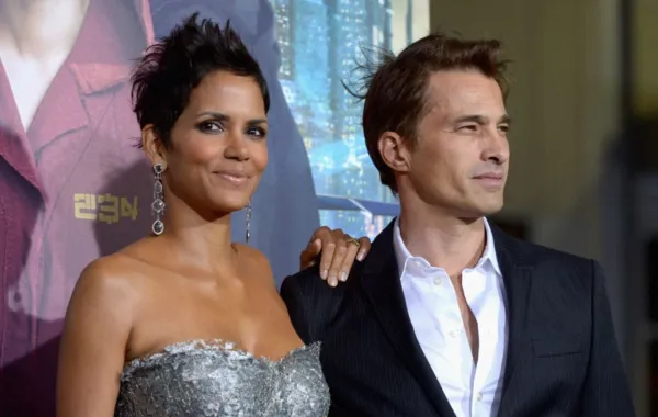 هالي بيري وأوليفييه مارتينيز في هوليوود، كاليفورنيا (Halle Berry and Olivier Martinez in Hollywood, California). مصدر الصورة: Kevin Winter/Getty Images/AFP