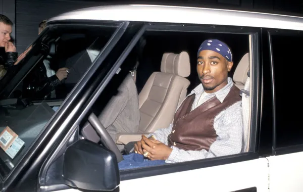 توباك شاكور (Tupac Shakur) يحضر حفل فيلم "Red Rock West" في نادي USA بمدينة نيويورك. مصدر الصورة: Ron Galella / Ron Galella Collection via Getty Images