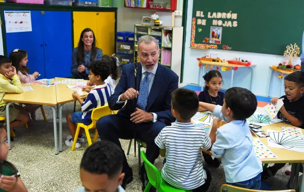  ملك إسبانيا فيليب السادس والملكة ليتيزيا مع تلاميذ مدرسة فيسنتي أليكساندري - Photo by AFP