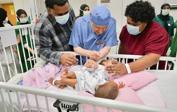 بدء عملية فصل التوأم الملتصق الفيجي في الرياض بنسبة نجاح متوقعة 70% - مصدر الصورة حساب مركز الملك سلمان للإغاثة على منصة إكس