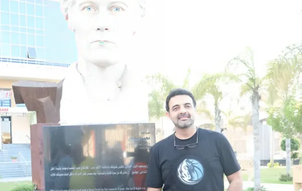 عمرو محمود ياسين أمام تمثال والده الراحل فى بورسعيد
