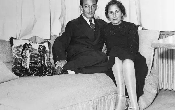 سلفادور دالي وملهمته غالا في الاستديو الخاص به في باريس، عام 1934 (المصدر: Bettmann / Getty Images)