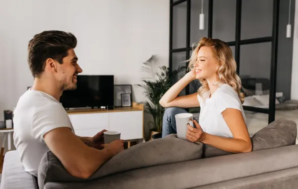 زوج ينصت لزوجته باهتمام وهي تحدثه سعيدة باهتمامه