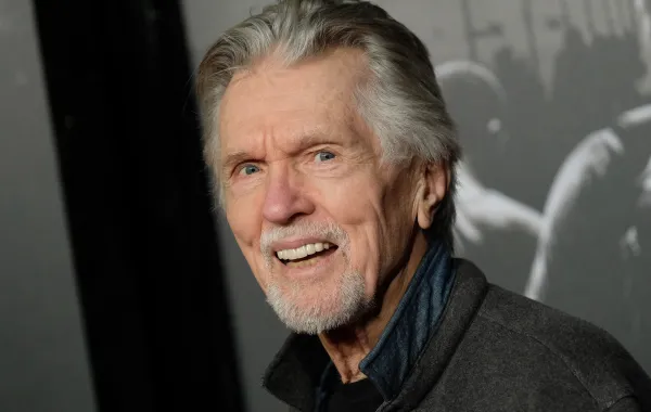 الممثل الأميركي توم سكيريت (Tom Skerritt) - Photo by CHRIS DELMAS / AFP