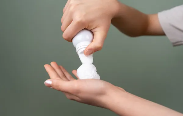 كريم الحلاقة يُستخدم في أعمال تنظيف المنزل