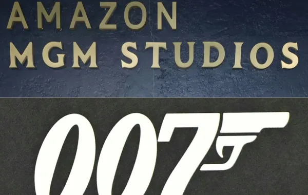 شعار أمازون إم جي إم ستوديوز (Amazon MGM Studios) وشعار 007. مصدر الصورة: Phillip Faraone and Mandel NGAN / various sources / AFP