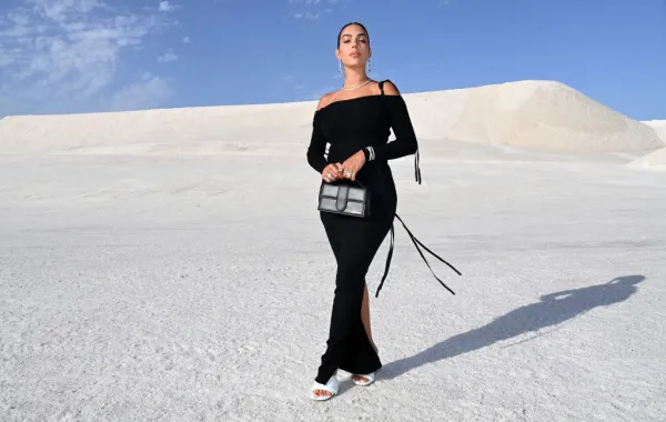 النجمة جورجينا رودريغيز Georgina Rodriguez في عرض أزياء Jacquemus -  (مصدر الصورة Pascal Le Segretain/Getty Images)