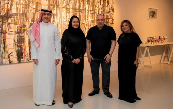 من اليمين: رانيا رزق المديرة الفنية لمؤسسة الفن النقي L’Art Pur، الفنان محمد الشمري، القيمة الفنية م. غيداء المقرن، الفنان فهد النعيمة