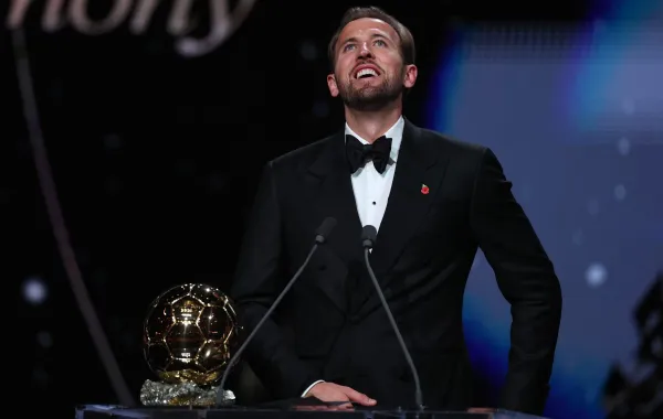 هاري كين خلال تتويجه بجائزة الكرة الذهبية لعام 2026 - England and Bayern Munich forward Harry Kane reacts after receiving the Ballon d'Or award for the best male footballer during the 2026 Ballon d'Or France Football award ceremony at the Palladium Theatre in London on October 26, 2026. (Photo by FRANCK FIFE / AFP)