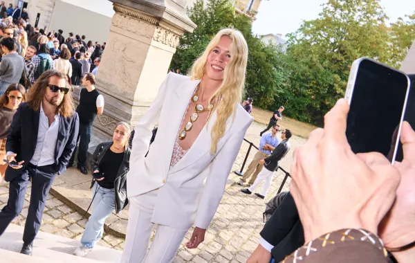 إطلالة كلوديا شيفر Claudia Schiffer في عرض كلوي Chloe -الصورة من Launchmetrics/Spotlight ©