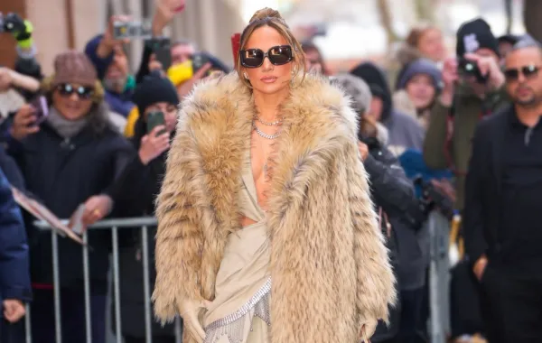 جينيفر لوبيز Jennifer Lopez في مدينة نيويورك -(مصدر الصورة Gotham/GC Images)