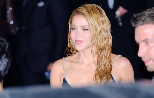 شاكيرا Shakira خلال حضورها عرض توم فورد في اسبوع الموضة في باريس (مصدر الصورة: Ferda Demir/Getty Images)